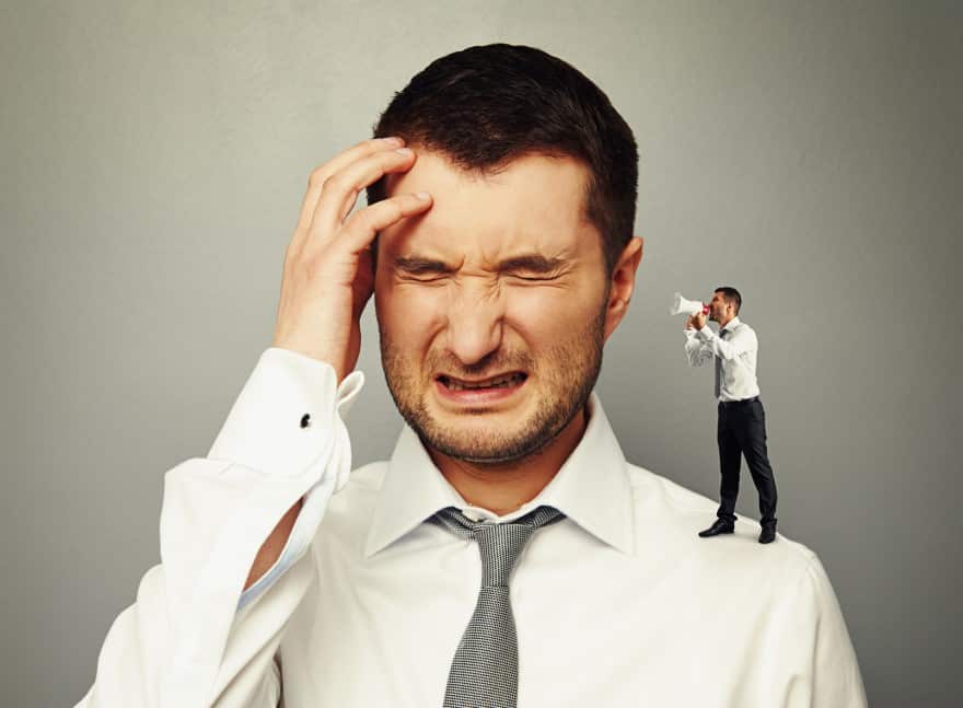 Un employé a des migraines à cause du harcèlement moral.
